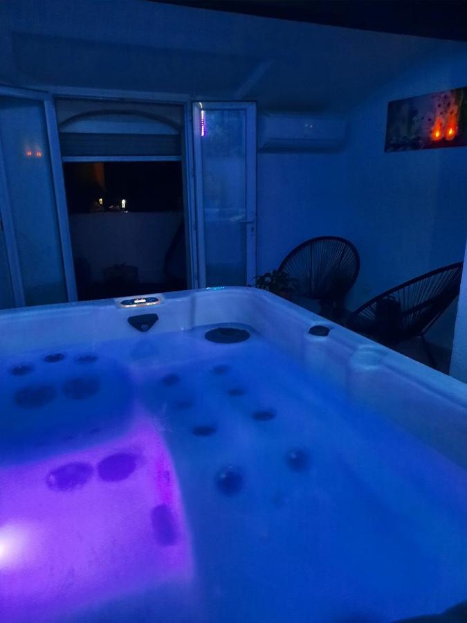 Maison Avec Jacuzzi Saint-Mitre-les-Remparts Buitenkant foto